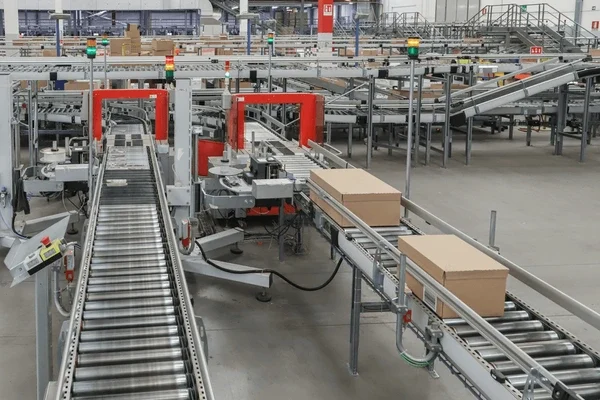 packing-line-logistics-warehouse-conveyor-600nw-2561849979
